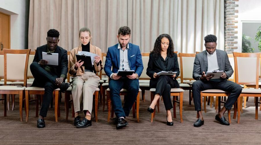 Een recruiter bespreekt strategieën voor een sterke recruitment campagne met een team.