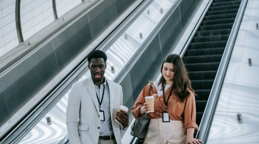 Een HR-specialist die een werknemer ondersteunt tijdens een spoor 2 traject, gericht op werkzoekenden en werkgeverschap.