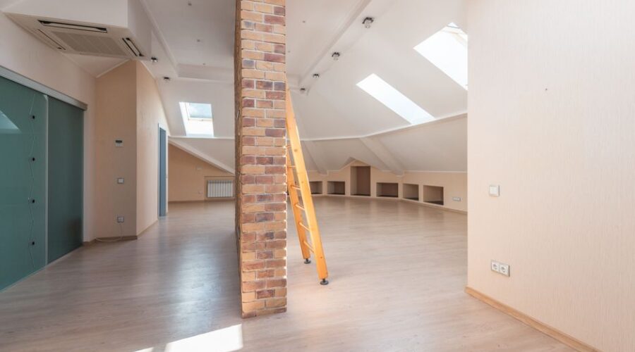 Een voorbeeld van een woning met vers gespoten kozijnen en gewrapte deuren, die een moderne uitstraling hebben.