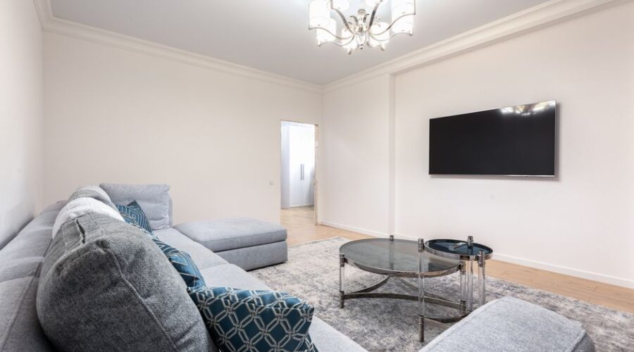 Stijlvolle grijze TV-meubels in verschillende ontwerpen en kleurstalen in een moderne woonkamer.